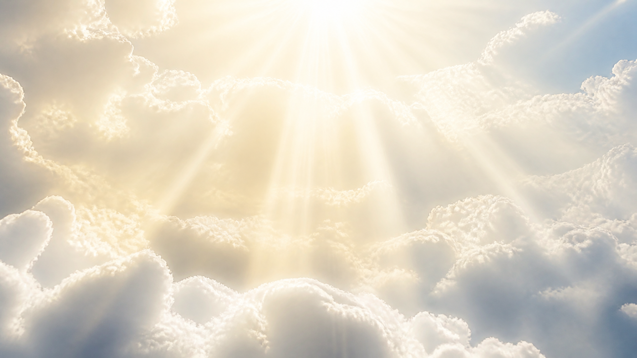 Céu celestial com nuvens suaves e luz dourada